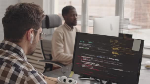 Schnappschuss Eines Teams Von Softwareentwicklern Oder Ingenieuren Die Mit Programmcodes — Stockvideo