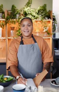 Kafe Mutfağında Çalışan Kadın