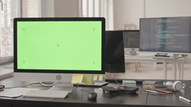 Keine Schüsse Arbeitsplatz Eines Softwareentwicklers Oder Programmierers Büro Mit Vielen — Stockvideo