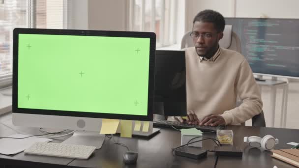 Pikantní Záběr Koncentrovaného Afroamerického Softwarového Inženýra Nebo Vývojáře Pracujícího Počítači — Stock video