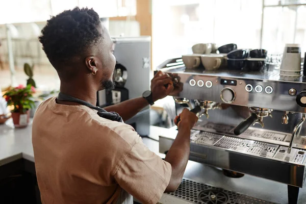 Preparando a máquina de café para o dia de trabalho — Fotografia de Stock