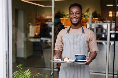 İşte neşeli garson.