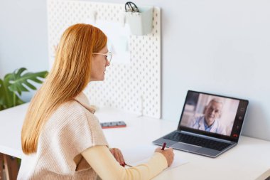 Çevrimiçi Konferansta Kadın