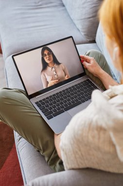 Video Dersi İzleyen Kadın