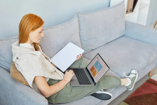 Vrouw met behulp van online onderwijs Website — Stockfoto