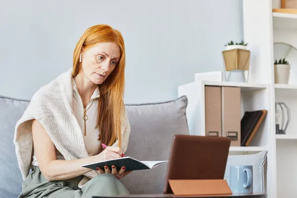 Vuxen kvinna studerar i online-skola — Stockfoto