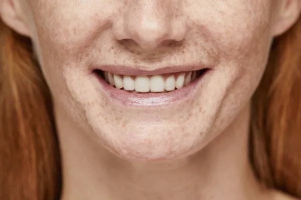 Sorriso natural bonito Close Up — Fotografia de Stock
