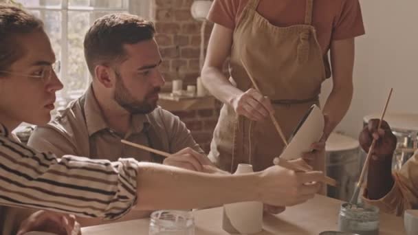 Lento Toma Mano Pequeño Grupo Personas Que Aprenden Pintar Artículos — Vídeos de Stock