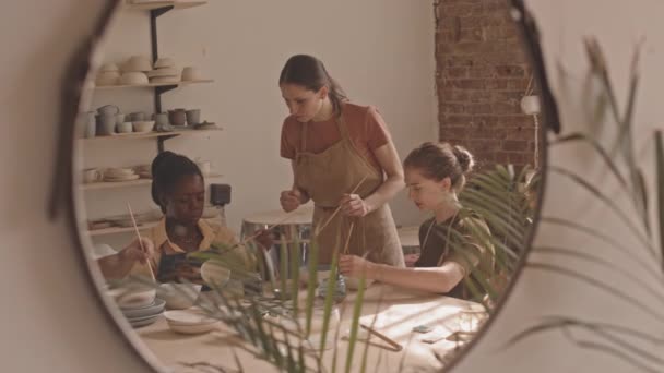 Através Espelho Slow Tiro Oleiro Jovem Feminino Dando Grupo Masterclass — Vídeo de Stock