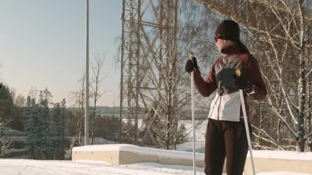 Kafkasyalı Kadın Dışarıda Bekliyor Kayak Yapıyor Duruyor Kayakçılar Spor Kıyafetleri — Stok video