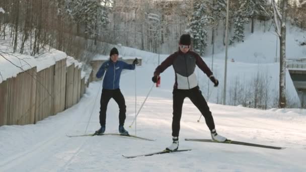 Seguimiento Una Mujer Caucásica Sana Hombre Patinando Esquiando Sobre Nieve — Vídeos de Stock