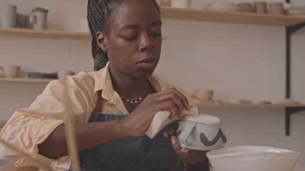 Tilting Chest Slowmo Shot Concentrated Young Black Woman Denim Apron — Stock Video