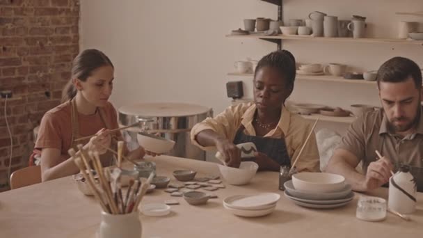 Tracciamento Foto Slow Diversi Gruppi Giovani Che Lavorano Con Ceramica — Video Stock