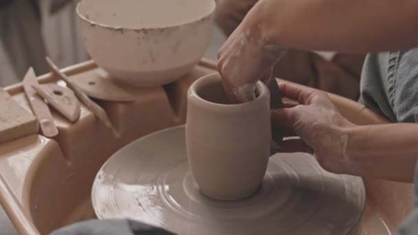 Powolne Ujęcie Nierozpoznawalnej Kobiety Robiącej Gliniany Garnek Kole Ceramicznym Warsztacie — Wideo stockowe