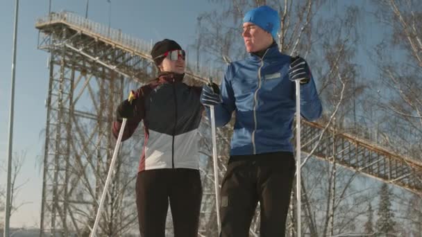 코카서스 과젊은 남성의 중간긴 스포츠 의류를 슬로프 말하고 스키를 — 비디오