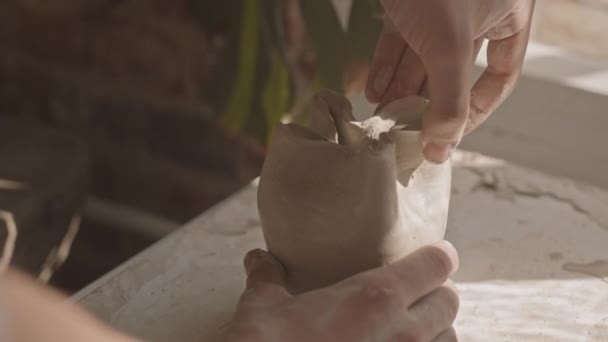 Langzame Close Van Onherkenbare Vrouwelijke Pottenbakkershanden Die Werkplaats Met Kleipot — Stockvideo