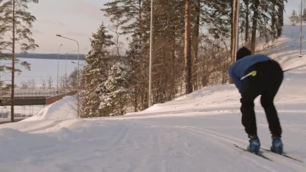 Låst Bak Oigenkännlig Idrottsman Sportig Outfit Skidåkning Utför Vit Puffig — Stockvideo