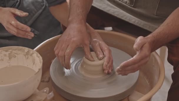 Alto Ângulo Close Mãos Masculinas Femininas Trabalhando Roda Cerâmica Fazendo — Vídeo de Stock