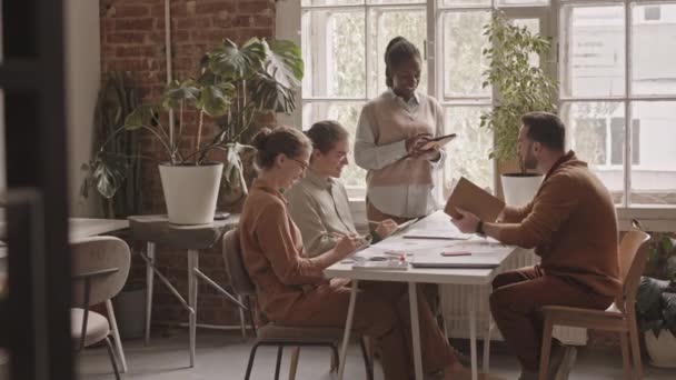 Plan Slowmo Groupe Multiethnique Jeunes Créateurs Discutant Projet Travaillant Ensemble — Video