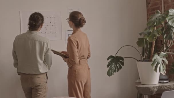 Rear View Medium Slowmo Shot Couple Young Creative Architects Looking — Vídeo de Stock