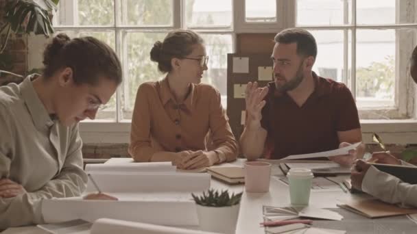 Panning Talje Skud Unge Entusiastiske Team Designere Brainstorming Ved Bordet – Stock-video