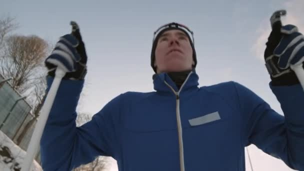 Düşük Açılı Beyaz Erkek Sporcu Spor Elbiseli Açık Havada Mavi — Stok video