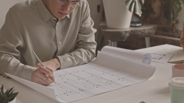 Ofisteki Işyerinde Oturan Tanınmayan Mimarın Yakın Plan Çizimi — Stok video
