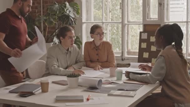 Mittlere Zeitlupenaufnahme Von Vier Jungen Architekten Die Team Arbeiten Während — Stockvideo