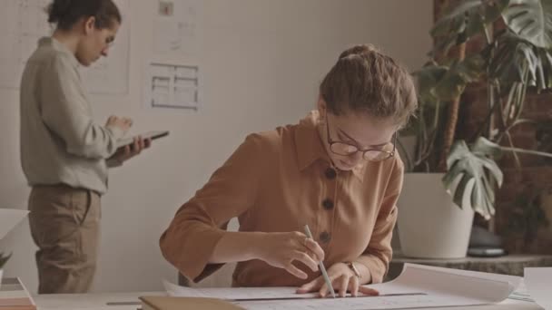 Midjan Slowmo Skott Ung Kvinnlig Arkitekt Ritning Byggnadsplan Och Hennes — Stockvideo