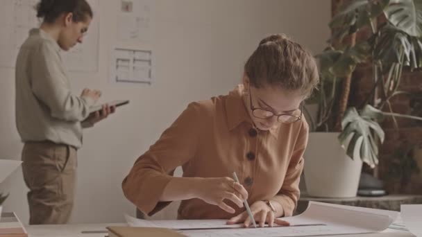 Tiro Lento Cintura Joven Arquitecta Dibujando Plan Construcción Colega Examinando — Vídeos de Stock