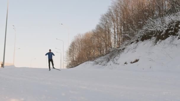 Bajo Ángulo Hombre Caucásico Saludable Con Traje Deportivo Esquiando Cuesta — Vídeos de Stock