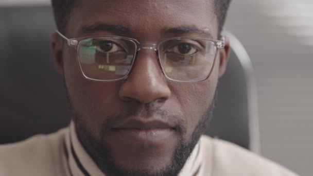 年轻的非洲裔美国程序员在屏幕上的慢镜头特写 屏幕上的程序代码反映在他的眼镜里 — 图库视频影像