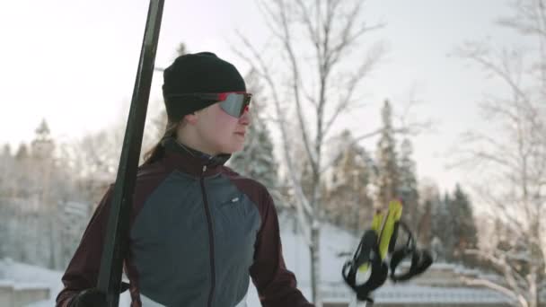 Pelacakan Pinggul Wanita Muda Kaukasia Mengenakan Pakaian Olahraga Dan Kacamata — Stok Video