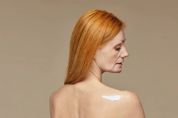 Çilli Kadın Vücut Kremi Kullanıyor — Stok fotoğraf