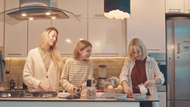 Mediana Mujer Rubia Caucásica Viendo Dos Hijas Adolescentes Haciendo Desayuno — Vídeos de Stock
