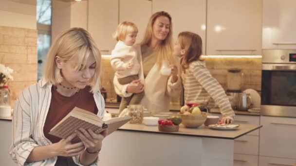 Mediano Adolescente Rubia Caucásica Chica Leyendo Libro Sentado Casa Primer — Vídeos de Stock