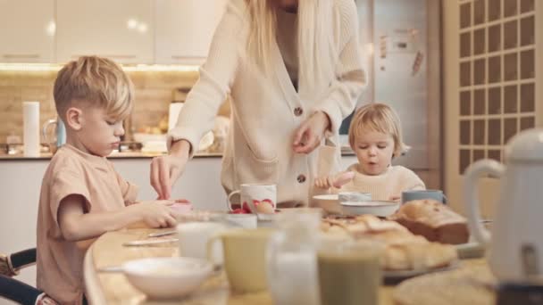 Bajo Ángulo Mujer Rubia Recortada Alimentando Niña Niño Caucásico Niño — Vídeo de stock