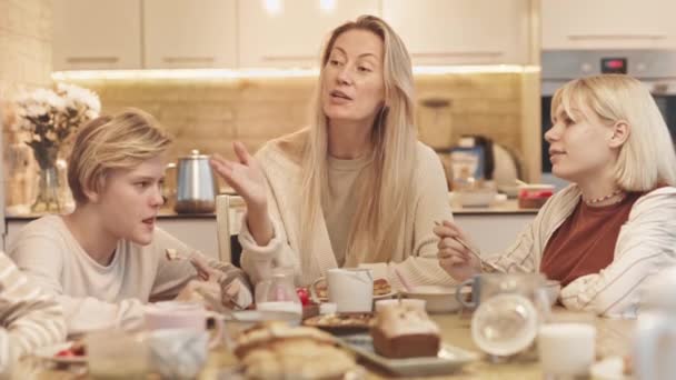 Encerrado Rubia Caucásica Desayunando Sonriendo Hablando Con Hijas Adolescentes Sentadas — Vídeos de Stock