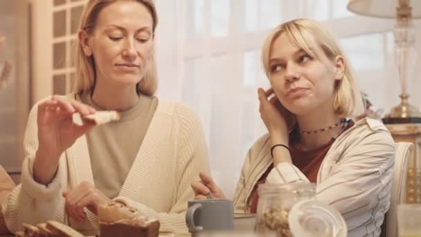 Baixo Ângulo Adolescente Loira Tomando Café Manhã Com Sua Mãe — Vídeo de Stock