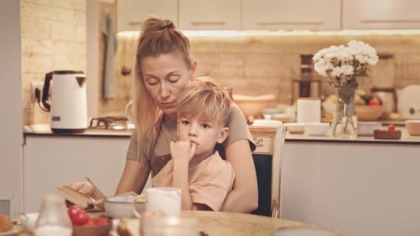 Encerrado Mujer Caucásica Pelo Rubio Sentada Comedor Con Pequeño Hijo — Vídeo de stock