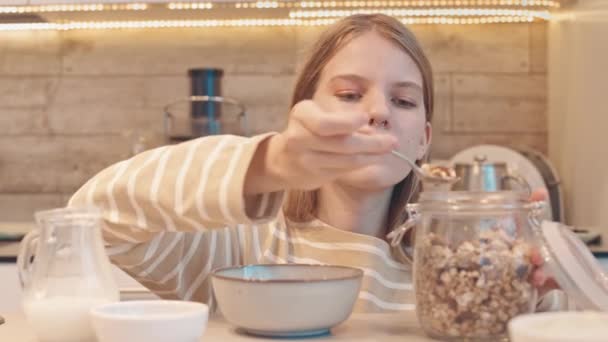 Pecho Alegre Rubia Caucásica Adolescente Poniendo Cereal Con Cuchara Tarro — Vídeos de Stock