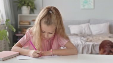 8 yaşında güzel bir kızın rahat bir yatak odasında oturup ödev yaptığı, sonra da arayıp sevimli köpeğini okşadığı belden aşağısı.