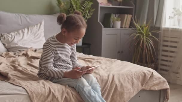 Slowmo Πλάνο Αστεία Αφρο Αμερικανική Κοριτσάκι Γέλιο Ενώ Παίζει Παιχνίδια — Αρχείο Βίντεο