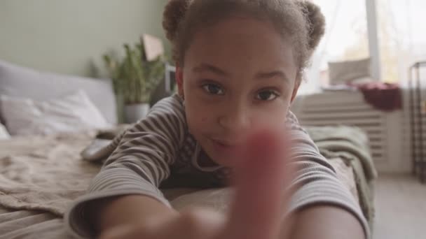 Pov Střední Close Pomalým Legrační Rok Starý Afroameričan Dívka Dívá — Stock video