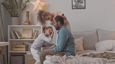İki güzel kızın, Afro-Amerikan babalarının sıcacık evlerinde birlikte iyi vakit geçirdiği ve makyaj yaparken çekilmiş yavaş çekimleri.