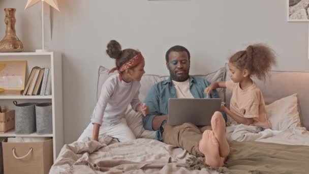 Slowmo Tiro Homem Afro Americano Trabalhando Laptop Sentado Cama Aconchegante — Vídeo de Stock
