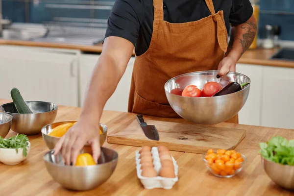 Donna che cucina in cucina Close Up — Foto Stock