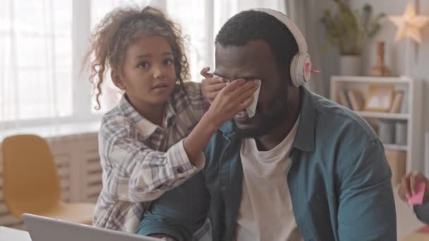 Yaramaz Kızın Yavaş Çekimleri Babalarının Kafasına Renkli Yapışkan Notlar Yapıştırırken — Stok video