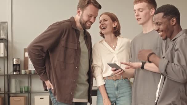 Dört Genç Bayan Erkek Arkadaşın Gündüz Vakti Ofise Girip Akıllı — Stok video