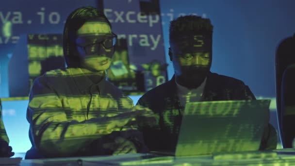 Pas Nahoru Pomalý Záběr Multietnického Týmu Hackerů Spolupracujících Temné Kanceláři — Stock video